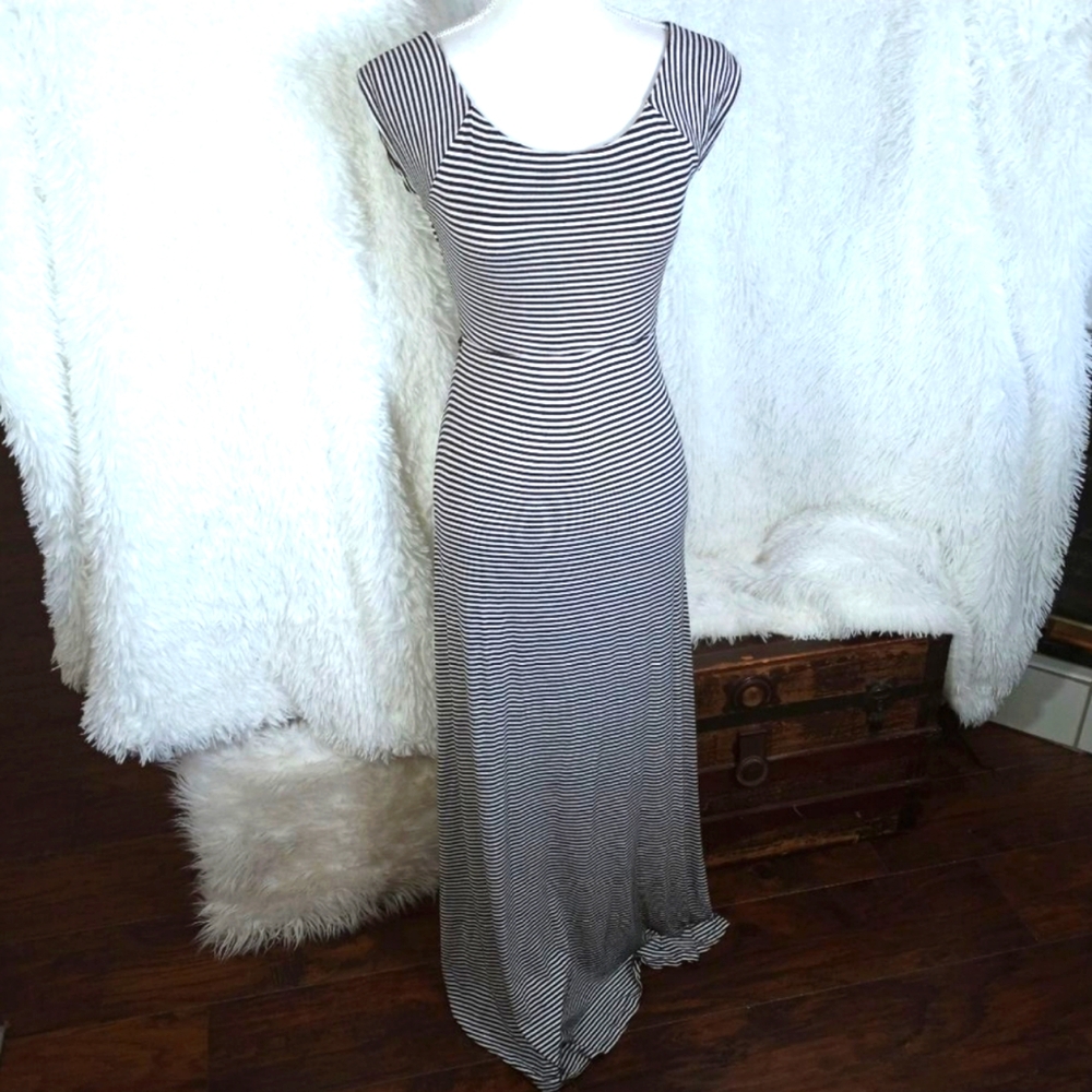 Jessica Simpson Maternity:Med, ⚫️⚪️ Striped Maxi Dress w/🔀back/⬇️back cutout